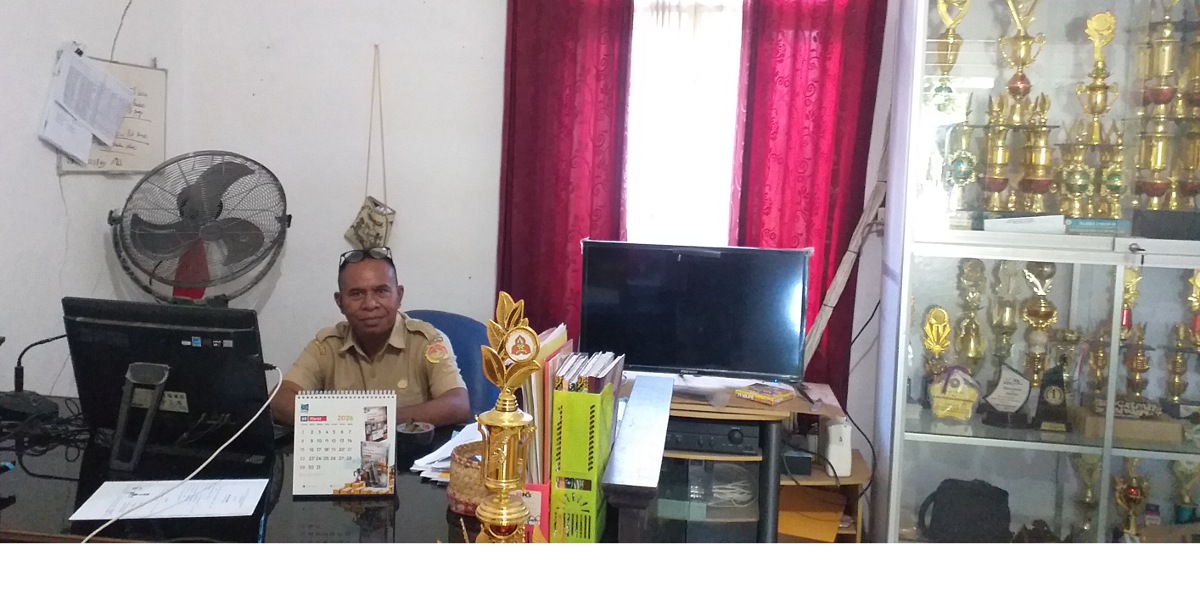 kepala sekolah SMAS Taruna Mandiri saat diwawancarai diruang kerjanya