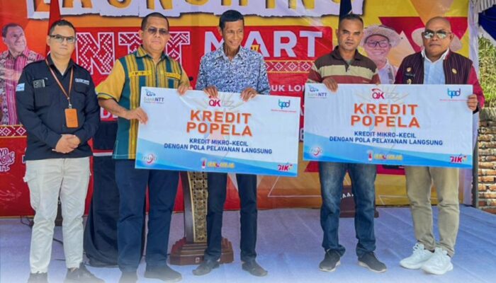 Gubernur NTT Serahkan Kredit Popela Bank NTT kepada Peternak Ayam di Lewoleba