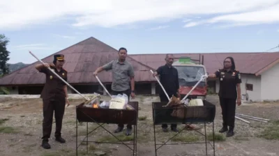 Kejari Sumba Barat Musnahkan Barang Bukti Sejumlah Perkara yang Telah Inkracht