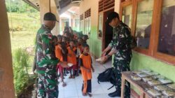 Peduli Gizi Anak Sekolah, Satgas Pamtas Yonarhanud 2 Kostrad Bagikan Makanan Sehat Bergizi Bagi Siswa Perbatasan