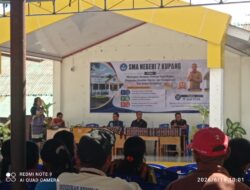 SMA Negeri 7 Kupang Bagikan Rapor dan Sosialisasikan Literasi Digital serta Kebijakan Pendanaan Pendidikan